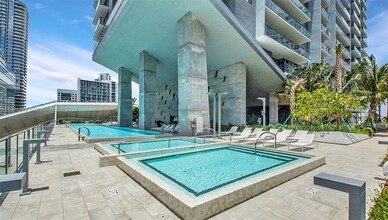 68 SE 6th St, Unit 2107 in Miami, FL - Building Photo - Building Photo