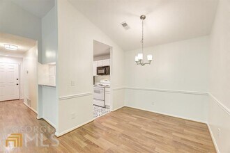 529 Warm Springs Cir in Roswell, GA - Foto de edificio - Building Photo