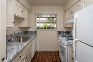 Garden East Apartments in Modesto, CA - Building Photo