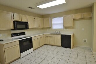 8503 Shooting Quail in San Antonio, TX - Building Photo - Building Photo