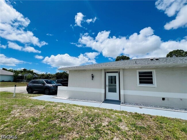 1406 SE 2nd Pl in Cape Coral, FL - Building Photo - Building Photo