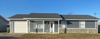 610 E Pine Forest Dr in Lynn Haven, FL - Building Photo