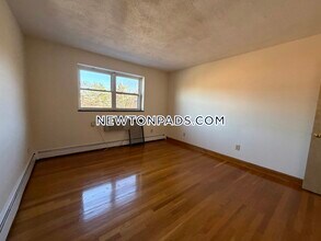 282 Grove St, Unit 9 in Auburndale, MA - Foto de edificio - Building Photo