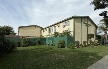 Azores Islands Apartments in Norwalk, CA - Foto de edificio - Building Photo