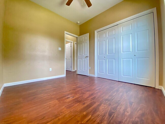 153 Ivy Ave in Luling, TX - Building Photo - Building Photo