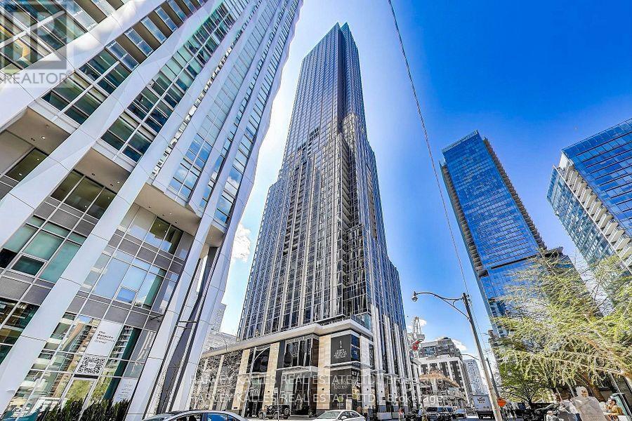 11 Yorkville Ave in Toronto, ON - Building Photo