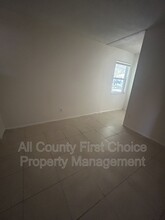 916 Lake Palms Dr in Largo, FL - Building Photo - Building Photo