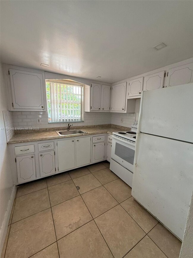 18707 NE 2nd Ave in Miami, FL - Building Photo - Building Photo