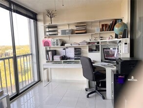 16300 Golf Club Rd in Weston, FL - Building Photo - Building Photo