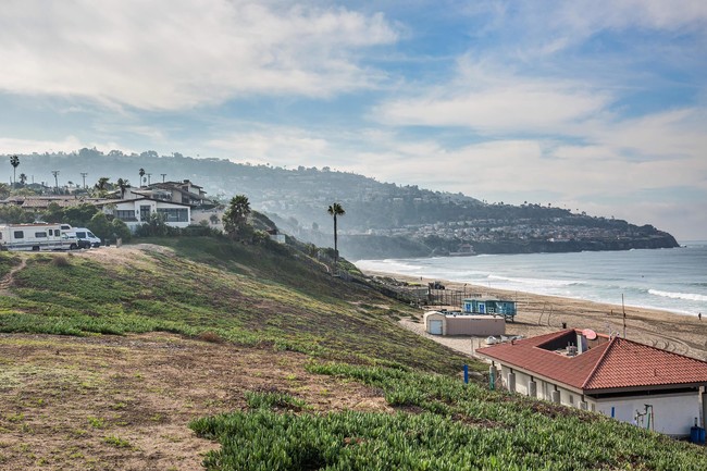 Sea Breeze Beach Apartments in Redondo Beach, CA - Building Photo - Building Photo