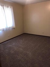 1403 Hennessey St, Unit 108 in Dodge City, KS - Foto de edificio - Building Photo