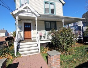 11 Dolsen Pl in Stamford, CT - Building Photo - Building Photo