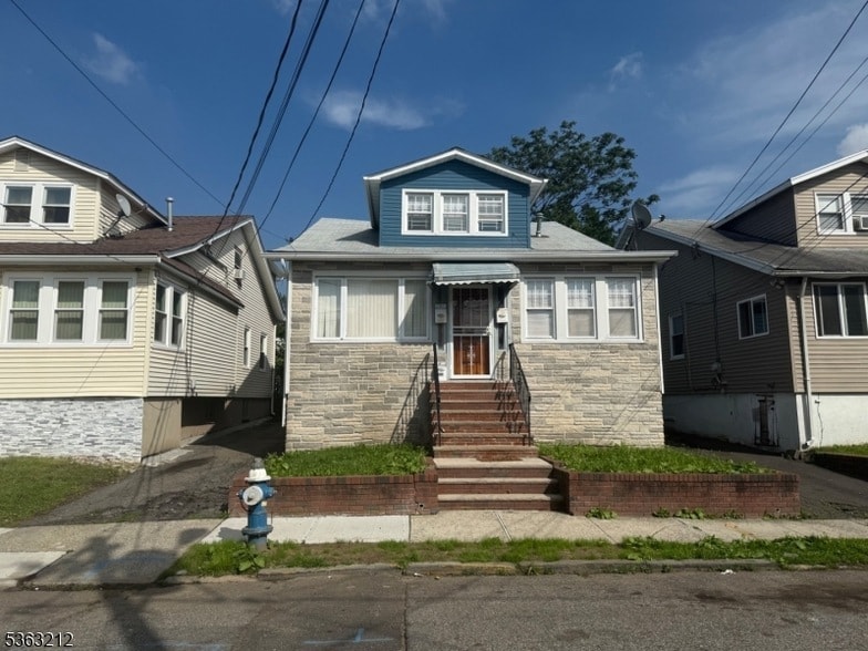 284 Isabella Ave in Irvington, NJ - Building Photo