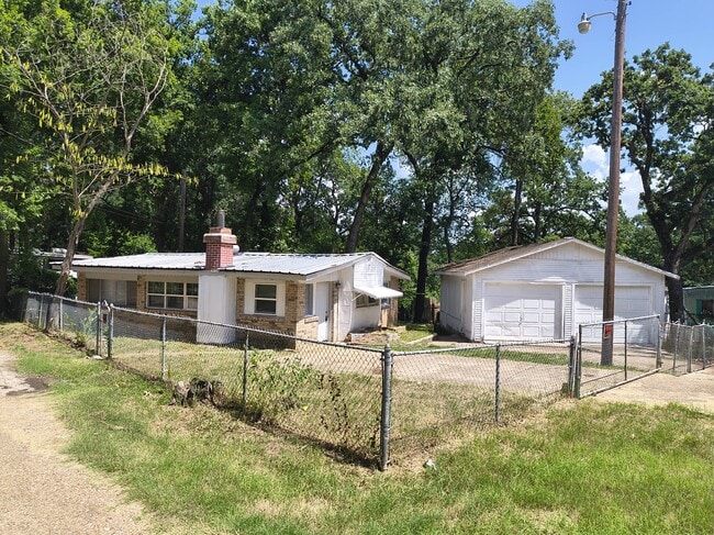 708 Hickory Hill Ln in Tool, TX - Building Photo - Building Photo
