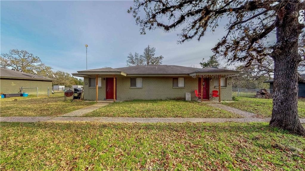 Wellborn Rd Duplexes in College Station, TX - Building Photo