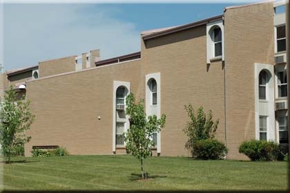 St Peter's Apartments - 62+ Senior Housing in Milwaukee, WI - Foto de edificio