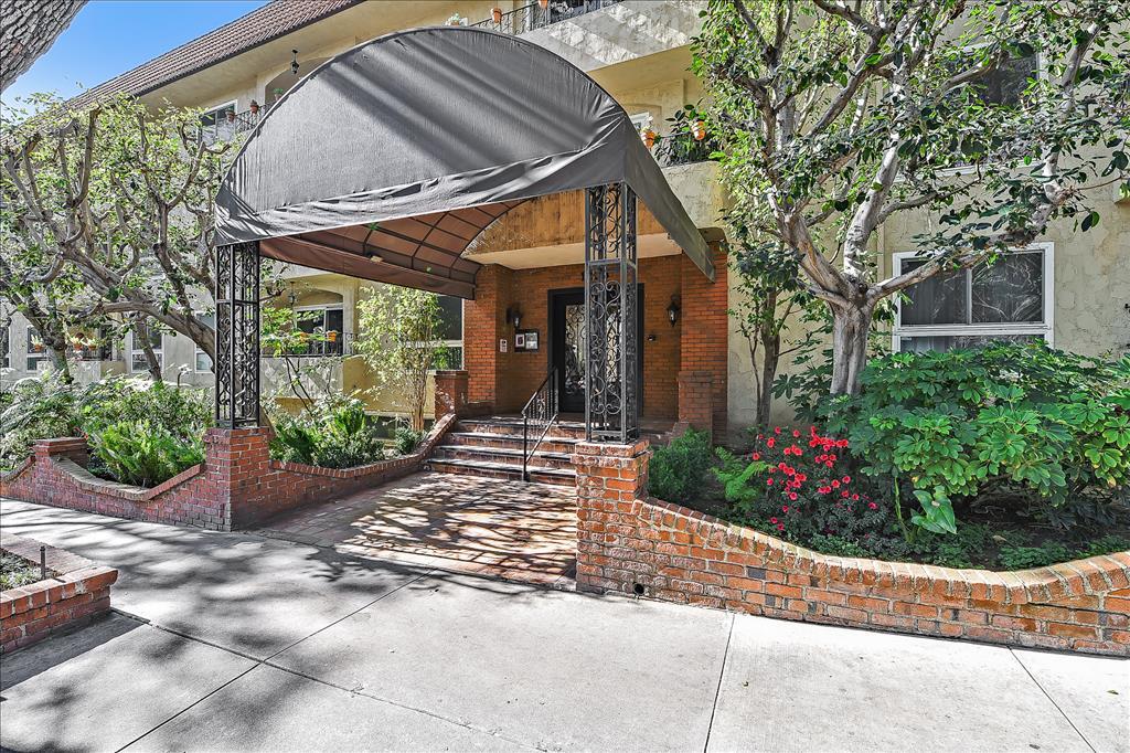 1203 N Sweetzer Ave in West Hollywood, CA - Foto de edificio