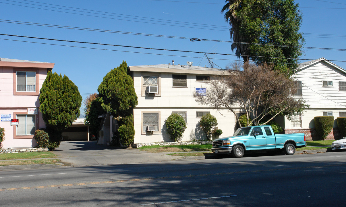 14741 Vanowen St in Van Nuys, CA - Building Photo