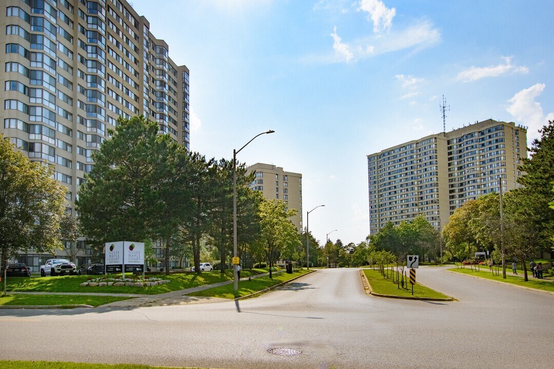 Silver Maple Court in Brampton, ON - Building Photo