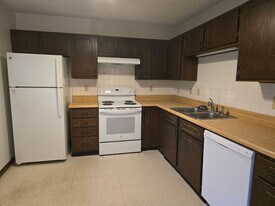 828 Dondee Dr in Manhattan, KS - Building Photo