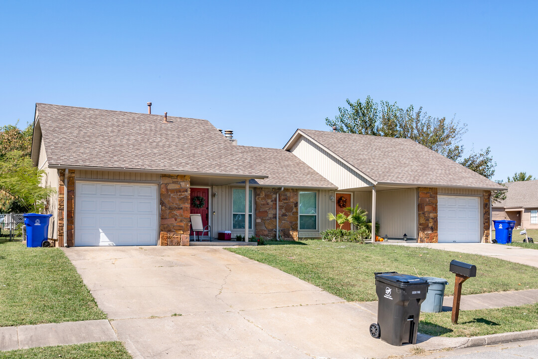 1034 N Oak Ct in Broken Arrow, OK - Building Photo