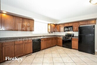 811 Salem Ln in Carpentersville, IL - Building Photo - Building Photo