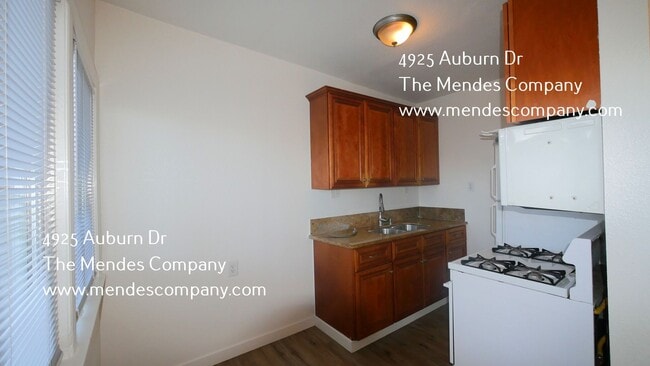 4925 Auburn Dr in San Diego, CA - Building Photo - Building Photo