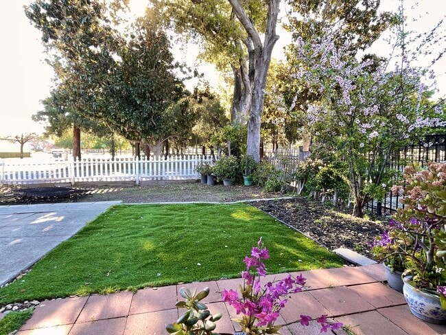 2365 Fallingtree Dr in San Jose, CA - Foto de edificio - Building Photo