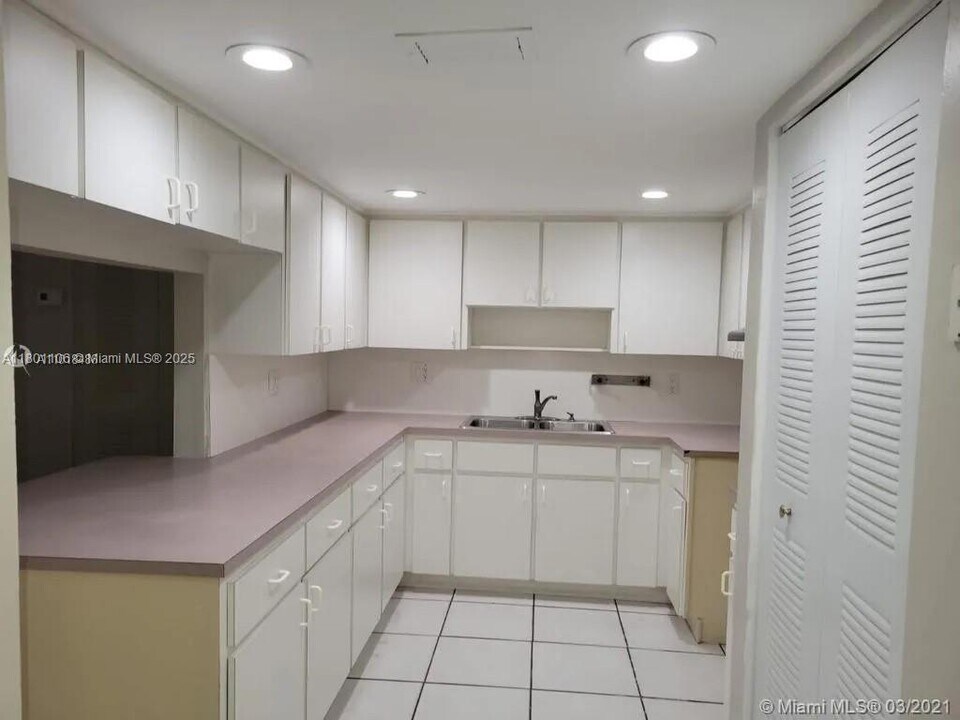 1900 W 68th St in Hialeah, FL - Building Photo