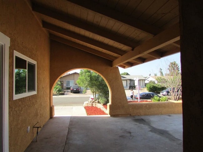 8050 Columbus St in San Diego, CA - Building Photo - Building Photo