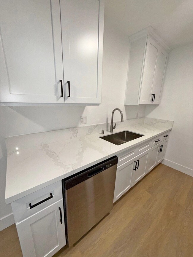 3685 Mentone Ave, Unit 4 in Los Angeles, CA - Building Photo - Building Photo