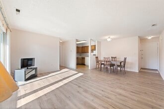 8115 Tamarron Dr in Plainsboro, NJ - Foto de edificio - Building Photo