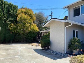 10380 Miller Ave in Cupertino, CA - Building Photo