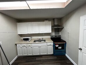 816 Beech Rd in West Palm Beach, FL - Foto de edificio - Building Photo