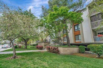 49 Showers Dr in Mountain View, CA - Building Photo - Building Photo