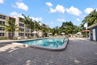 9451 Evergreen Pl, Unit 303 in Davie, FL - Foto de edificio - Building Photo