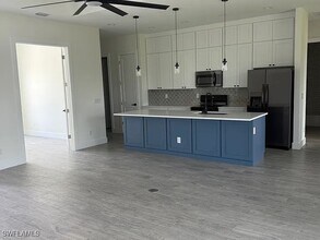 3445 NE 21st Ave in Cape Coral, FL - Foto de edificio - Building Photo