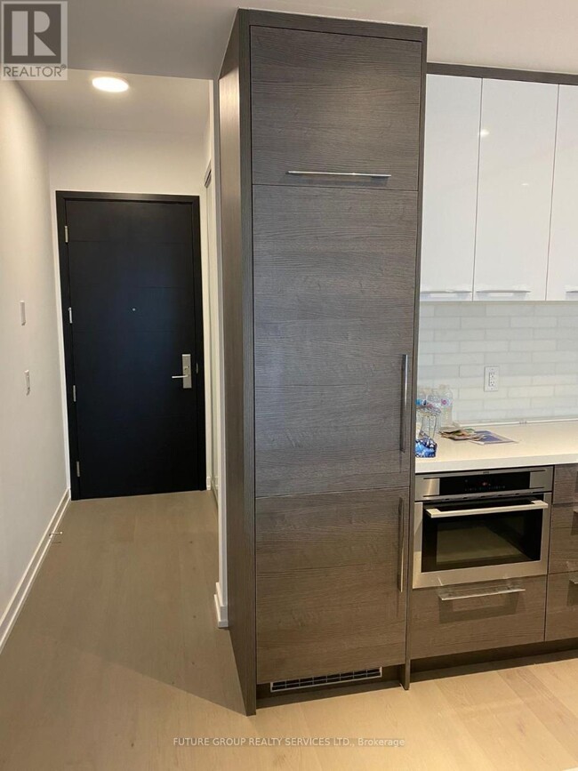 488-2488 University Ave in Toronto, ON - Building Photo - Building Photo