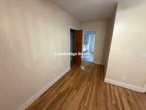 67 Oak St, Unit 2T in Somerville, MA - Foto de edificio - Building Photo