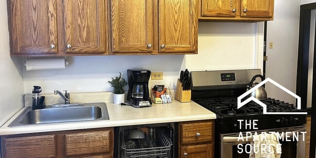 property at 1913 W Larchmont Ave