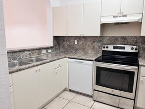 17710 NW 73rd Ave in Hialeah, FL - Building Photo - Building Photo