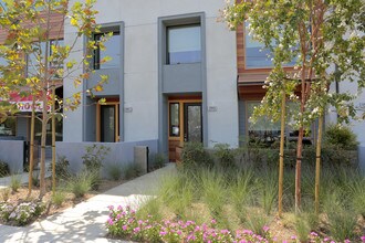 135-139 W Live Oak Ave in Arcadia, CA - Foto de edificio - Building Photo
