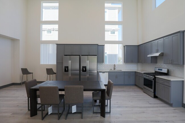 Pegasus Townhomes and Apartments in Los Angeles, CA - Building Photo - Building Photo