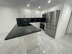 6070 W 19th Ave in Hialeah, FL - Building Photo - Building Photo