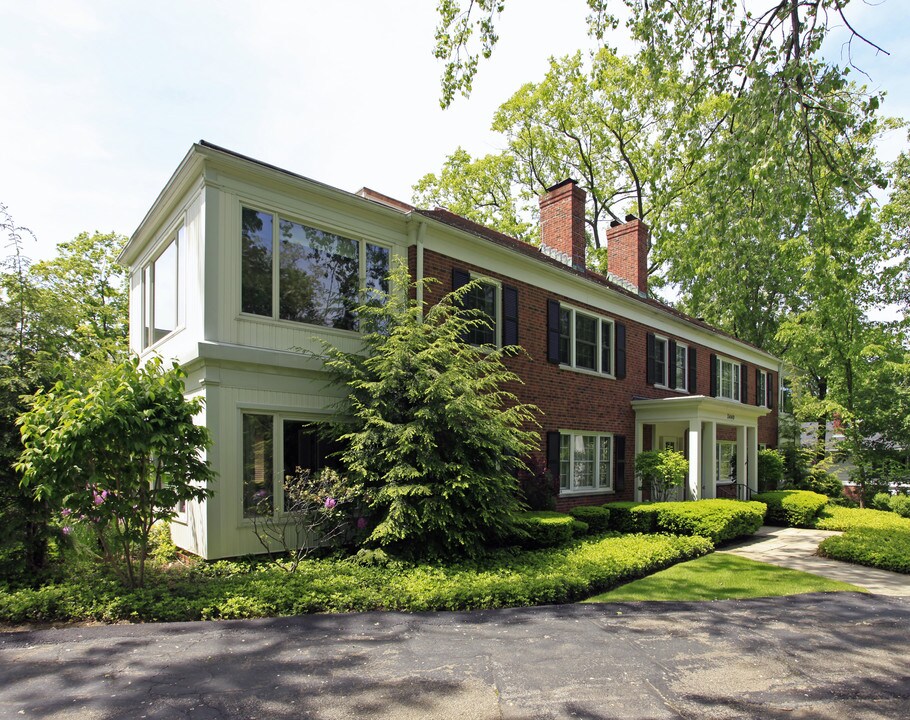 Canterbury Villa in Beachwood, OH - Building Photo