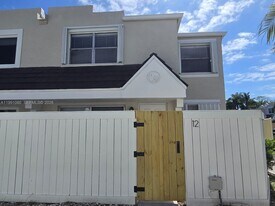 6825 SW 45th Ln in Miami, FL - Building Photo