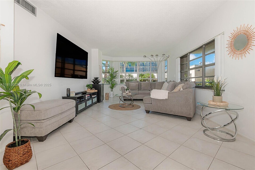 1965 S Ocean Dr, Unit MR in Hallandale Beach, FL - Building Photo