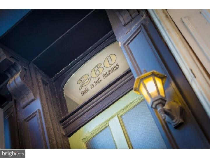 260 S 11th St in Philadelphia, PA - Building Photo