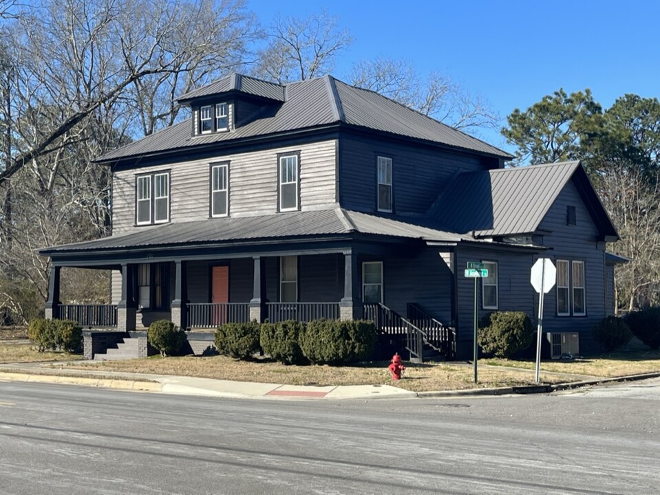 200 W Academy St in Robersonville, NC - Building Photo