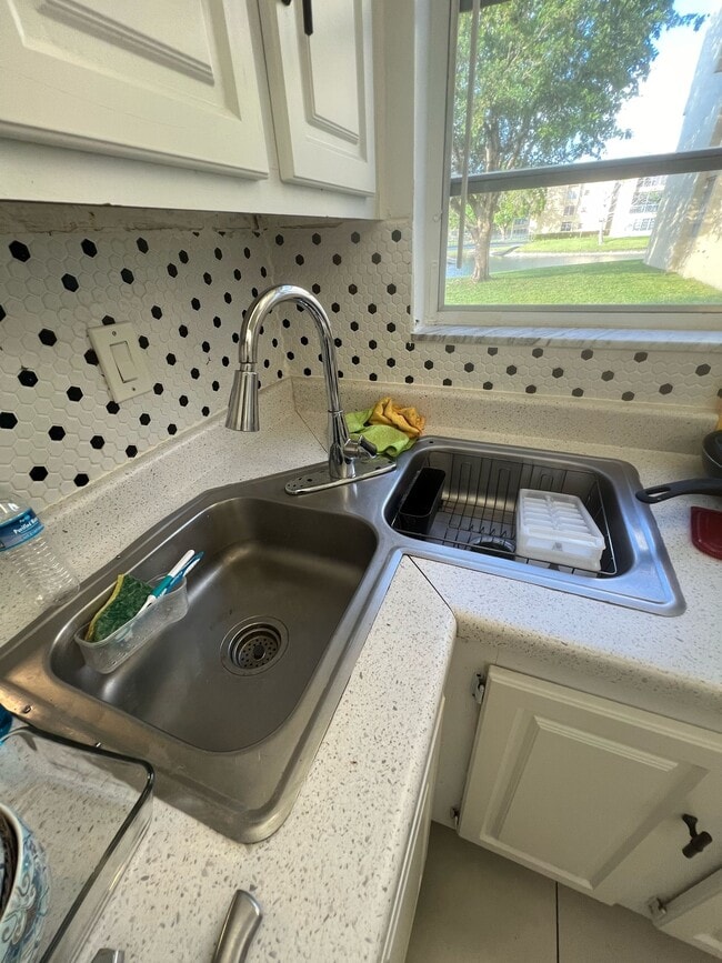 5980 NW 64th Ave in Fort Lauderdale, FL - Building Photo - Building Photo